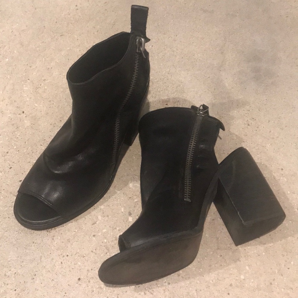 Dolce Vita Leather zip up Leather Booties